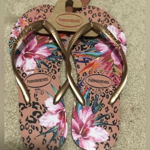 Havaianas flip flop sandals (size: 7/8)